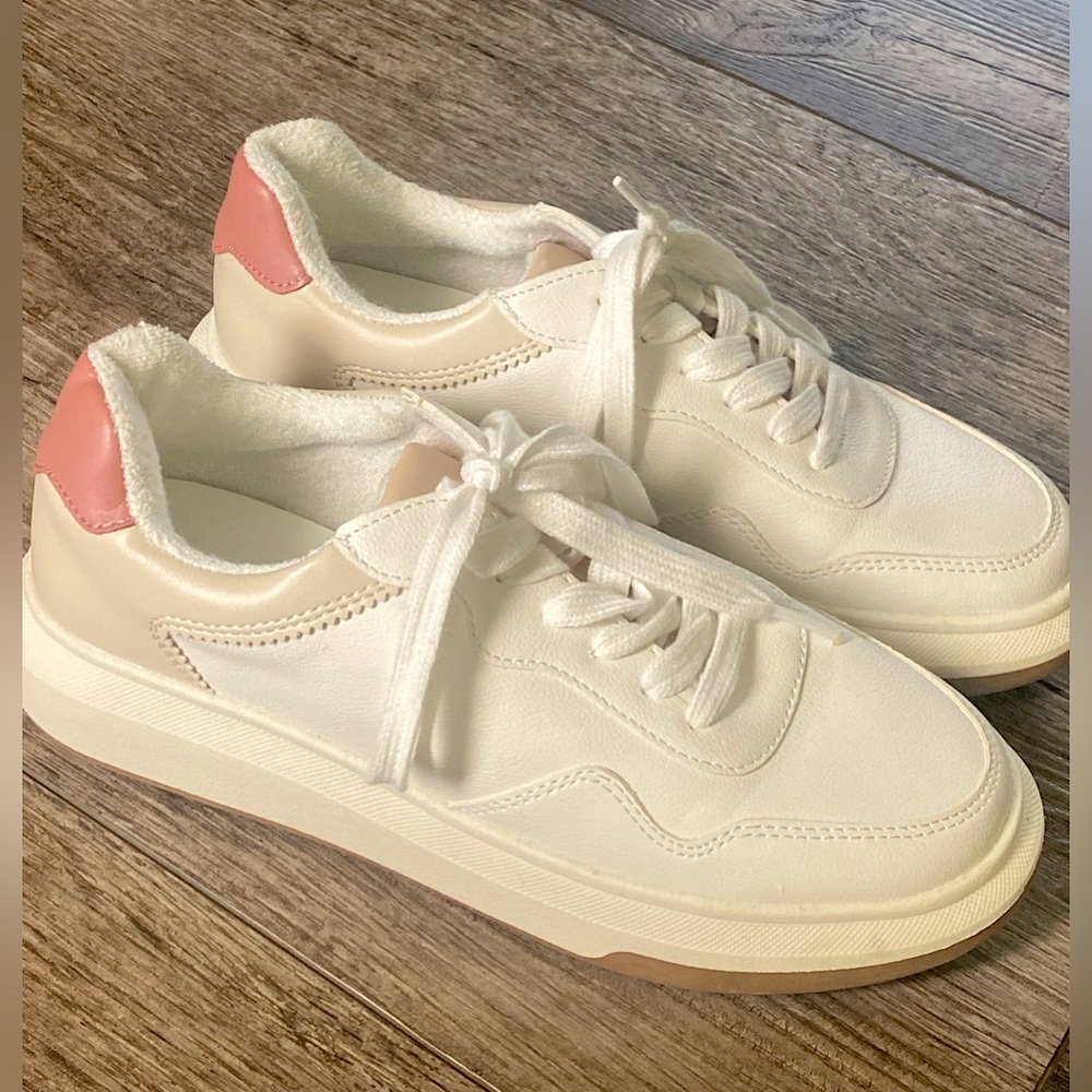NWOT Universal Thread Sneakers, 7.5